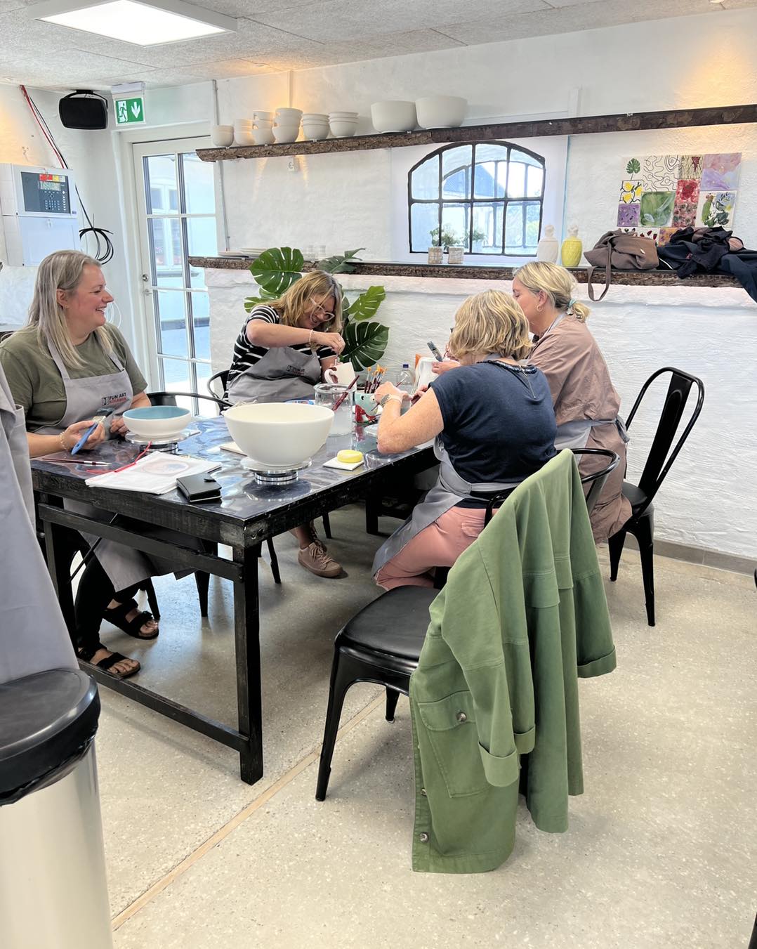 Fire personer ved bord der laver keramik hos Funart Keramik - Familieoplevelser Nordjylland
