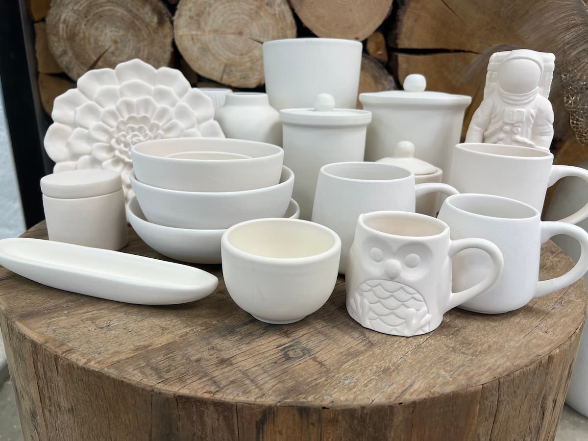 Hvide kopper, skåle, krukker og meget mere i hvid keramik hos Keramik cafe Blokhus - Funart Keramik.