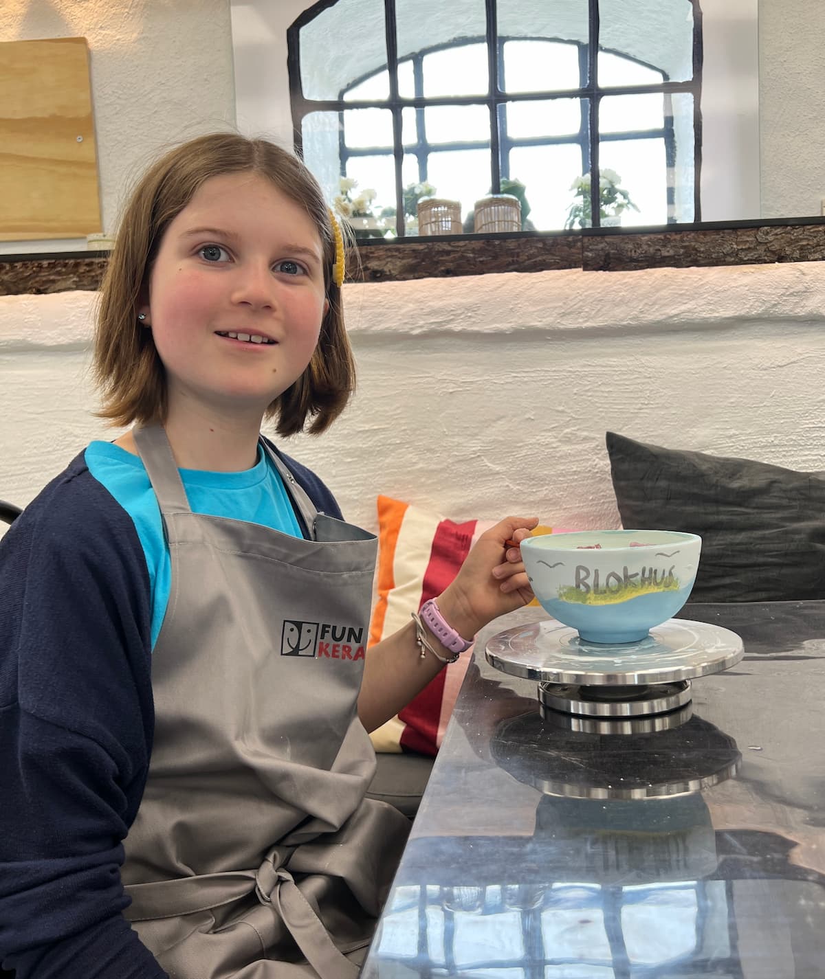 Ung pige hos Keramik cafe Blokhus - Funart Keramik - har lavet keramik.