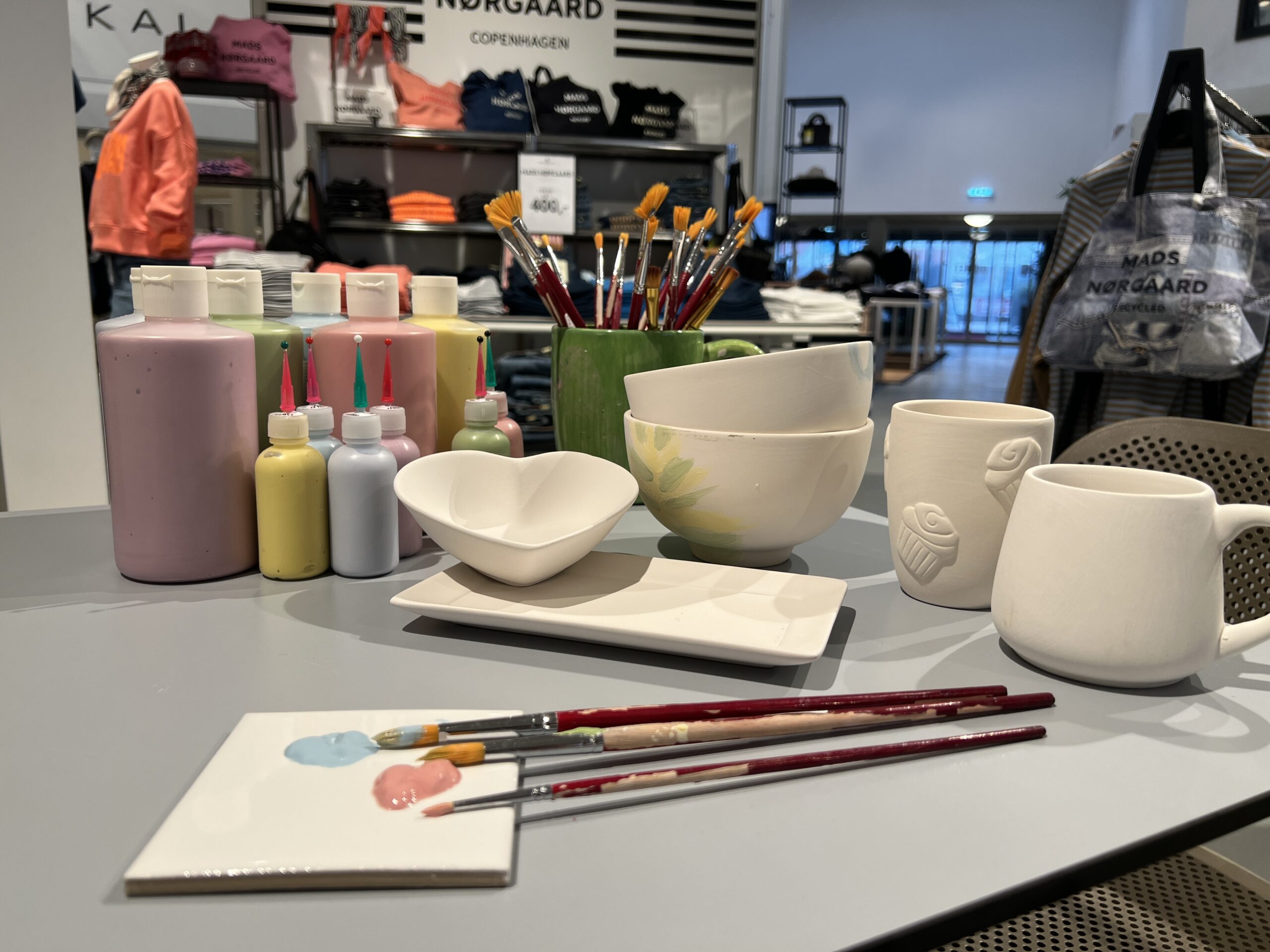 Drop In og mal på keramik i vinterferien . Eventet er et samarbejde mellem Kalstrup Blokhus og FunArt Keramik.